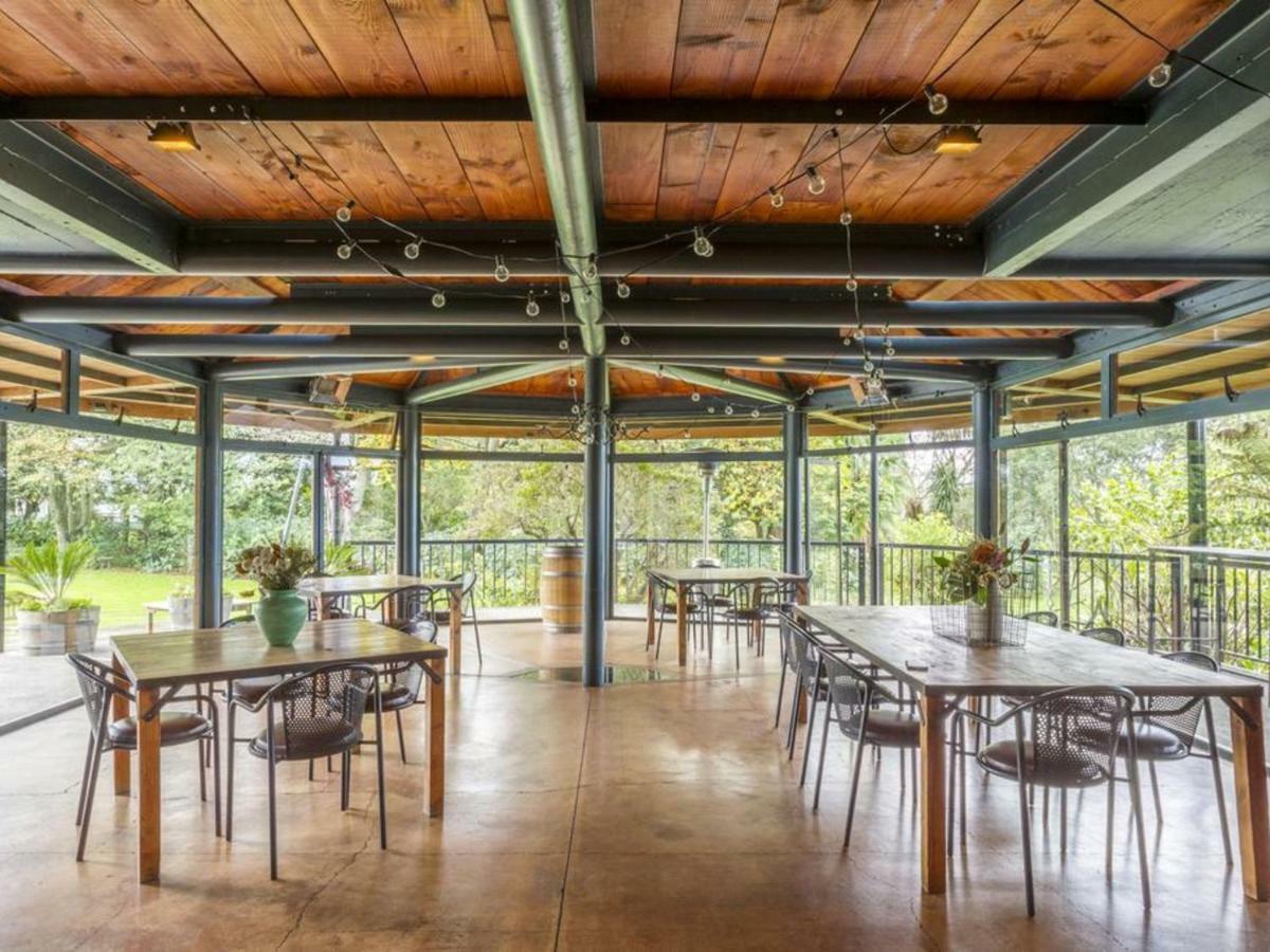 The Narrows Landing Hotel Tamahere Экстерьер фото